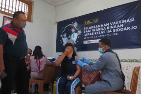Disuntik Vaksin, Napi Perempuan di Lapas Kelas II A Sidoarjo Menangis Histeris