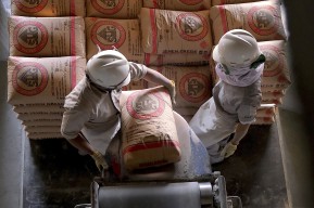 Kuartal I-2025 Penjualan Semen dan Pendapatan SIG Jeblok