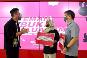 Smartfren Salurkan Donasi kepada Praktisi Pendidikan dan UMKM Disabilitas