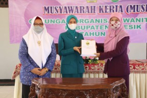 18 Organisasi Wanita Pilih Nurul Haromaini Ali Fandi Akhmad Yani Sebagai Ketua GOW Gresik