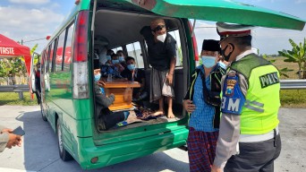 Penumpang Mobil Jenazah Menjerit Saat Polisi Buka Pintu  Ambulan di Ngawi, Ini Penyebabnya