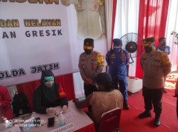 Vaksinasi Merdeka di Atas Kapal, Kapolda Jatim Pantau Antusiasme Nelayan