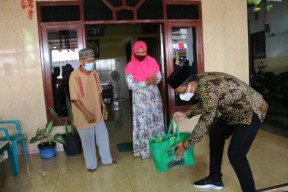 Semangati Warganya, Bupati Sidoarjo Keluyuran Sambangi Warga Isoman