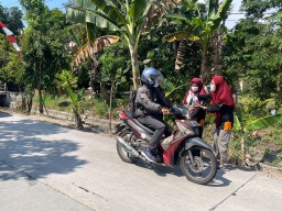 Bagi-bagi Sembako, FKMB UINSA Bantu Warga Terdampak Covid-19