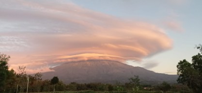 Jarang Dijumpai, Warga Magetan Lihat Fenomena Puncak Gunung Lawu Bertopi Awan Dua Hari Berturut-turut
