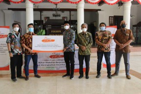 Nakes di Sidoarjo Dapat Bantuan 1.200 Paket Berisi Daging dan Telur