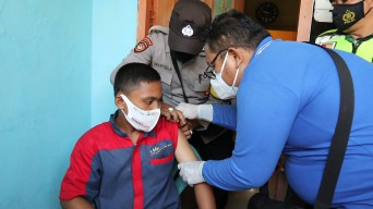 Merdeka! Teriakan ODGJ Kagetkan Petugas Vaksin Door to Door dari Polsek dan Puskesmas Manyar