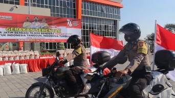 Gelorakan Semangat Kemerdekaan RI, Polres Gresik Bagi-bagi 1.700 Bendera Merah Putih