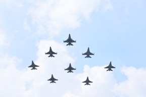 Flypast F-16 Fighting Falcon Semarakkan Peringatan Detik-Detik Proklamasi Di Istana Merdeka