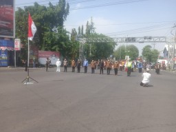 Pengendara Dihentikan, Momen Upacara Kemerdekaan RI ke 76 di Gresik Berlangsung di Jalan Raya