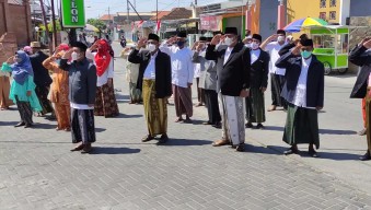 Kenang Jasa Pejuang dan Ulama, Pangkahkulon Bersarung di Hari Kemerdekaan Republik Indonesia