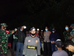 Kawasan Perbukitan Gunung Teguh Bawean Terbakar, Warga Gotong Royong Memadamkan