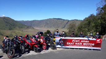 Semangat Memperingati kemerdekaan RI ke 76, MPM Honda, Satlantas Polres Malang dan Dishub Sosialisasikan Keselamatan Berkendara Ke Warga Desa Wisata Gunung Bromo.