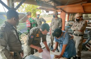 Operasi di Warkop Kedanyang, Satpol PP Temukan 51 Botol Miras