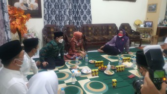 Bersama Ketua PKB Gresik, Gus Halim Temui Bu Min di Bungah