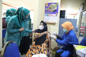 Ning Sasha Muhdlor Menyapa Para Lansia yang Ikut Vaksinasi di Kantor Kecamatan Krian