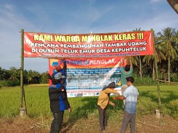 Rencana Pembebasan Lahan Tambak Udang di Bawean Sudah 70%, Warga dan Mahasiswa  Pasang Spanduk Penolakan