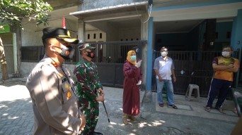 TNI-Polri Bantu Pemindahan Pasien IsoMan ke RS Lapangan Gejos