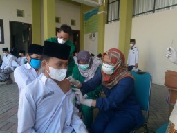 Para Santri di Tulungagung Mulai Disuntik Vaksin Covid-19