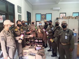 Luarnya Toko Listrik, di Dalamnya Ternyata Jualan Miras