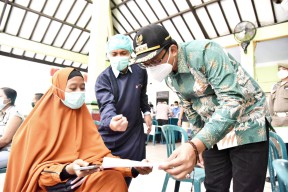 Bupati Sidoarjo Pantau Langsung Vaksinasi Perdana Merk Moderna