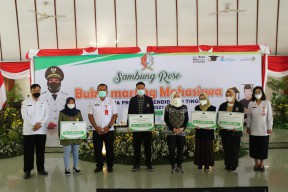 Sambung Roso Bu'e, Bupati Bojonegoro Menyerahkan Beasiswa Pendidikan Kepada 241 Mahasiswa