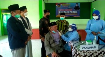 Kiai Mahfudz Ma'sum Rois Syuriah PCNU Gresik Jalani Vaksinasi, Semoga Diberikan Kesehatan