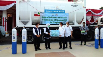 Terima Bantuan Oksigen dari Kadin, Khofifah Harap Pasien Isoman Bersedia Dievakuasi ke Isolasi Terpusat