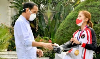Sepatu Baru Jokowi yang Dibeli dari Greysia Polii, Ini Mereknya