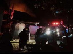 Gara-gara Korsleting Listrik, Home Industry Kerupuk di Bojonegoro Hangus Terbakar