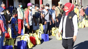 Beginilah Kedekatan Bu Khofifah dengan Warga di Sekitar Grahadi