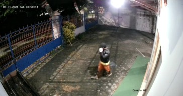 Satu Jam Obok-Obok Kantor JTV Bojonegoro, Maling ini Hanya Bawa Tabung LPG dan Kompor Saja