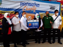 Pemprov Jatim Terima Bantuan 10 Ribu Paket Sembako dari Wahyu Kenzo Crazy Rich