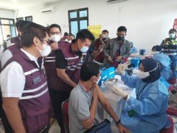 Baim Wong Bosque Suntik Semangat Vaksinasi Warga Maritim di Pelabuhan Gresik