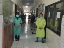 Saat Pasien dan Perawat Covid-19 di RSUD Ibnu Sina Gresik Turut Mengheningkan Cipta HUT RI Ke-76
