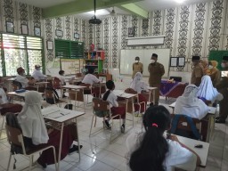Jenjang Sekolah Dasar di Gresik Gelar PTM Terbatas, Bupati Sidak Penerapan Prokes