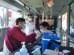Percepat Vaksinasi, Polres Gresik Keluarkan Bus untuk Keliling Jemput Bola