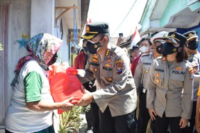 Kapolresta Sidoarjo Bagikan Sembako dan Bendera kepada Nelayan