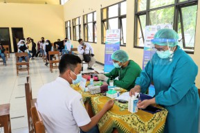Siswa di Jatim Bisa Masuk Sekolah Usai Divaksin 2 Kali