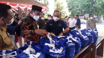 Bhakti Masyarakat Pelindo III, Serahkan 1.500 Paket Sembako untuk Warga Sidoarjo
