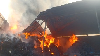 Pabrik Pengolahan Plastik di Taman Sidoarjo Terbakar