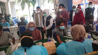 Gubernur Khofifah Tinjau Vaksinasi di Unmuh Sidoarjo