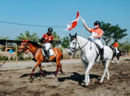 Belasan Atlet Berkuda Sidoarjo Gelar Upacara Bendera di Arena Tempat Berlatih Lalu Konvoi Salurkan Bantuan