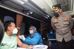 Jemput Bola, Polresta Sidoarjo Gelar Vaksinasi Bagi Pengunjung Mal