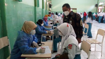 Siswa SMAN 1 Sidoarjo Jalani Vaksinasi Massal