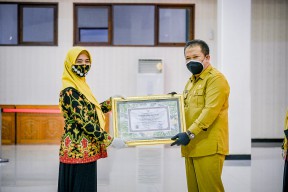 Bupati Jember Serahkan SK dan Piagam Penghargaan Sekolah Adiwiyata