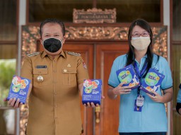 Bupati Jember Hendy Siswanto Terima Donasi Masker dan Es Krim