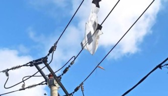 Ratusan Lebih Layang-layang Tersangkut Jaringan Listrik PLN