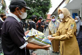 Pemkab Banyuwangi Kembali Salurkan Bantuan Beras untuk Warga Terdampak PPKM