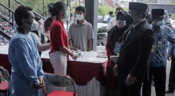 Bupati Hendy Siswanto Pantau Vaksinasi Sekolah Perempuan Jember